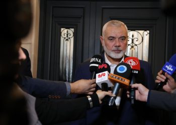 El líder de Hamás, Ismail Haniyeh, hablando con los medios de comunicación en Doha (Qatar), el 20 de diciembre de 2023. Foto: EFE.