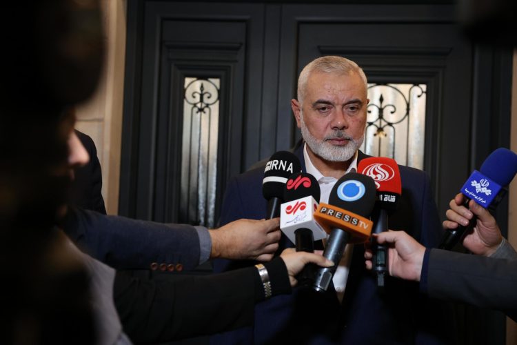 El líder de Hamás, Ismail Haniyeh, hablando con los medios de comunicación en Doha (Qatar), el 20 de diciembre de 2023. Foto: EFE.