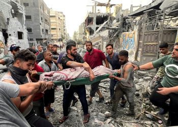 Palestinos sacan a una persona muerta de un edificio bombardeado por Israel. Foto: AhlulBayt News Agency (ABNA).