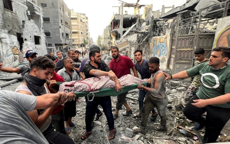 Palestinos sacan a una persona muerta de un edificio bombardeado por Israel. Foto: AhlulBayt News Agency (ABNA).