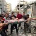 Palestinos sacan a una persona muerta de un edificio bombardeado por Israel. Foto: AhlulBayt News Agency (ABNA).