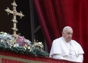 El papa Francisco en el balcón de la basílica de San Pedro durante su tradicional mensaje de Navidad, antes de la bendición 'urbi et orbi'. Foto: Fabio Frustaci / EFE.