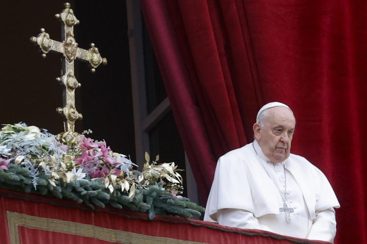 El papa Francisco en el balcón de la basílica de San Pedro durante su tradicional mensaje de Navidad, antes de la bendición 'urbi et orbi'. Foto: Fabio Frustaci / EFE.