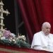 El papa Francisco en el balcón de la basílica de San Pedro durante su tradicional mensaje de Navidad, antes de la bendición 'urbi et orbi'. Foto: Fabio Frustaci / EFE.