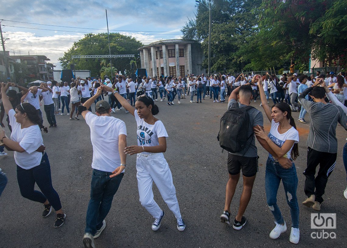 Rueda de casino en la Plaza Roja de La Víbora, municipio 10 de Octubre. Foto: Otmaro Rodríguez.