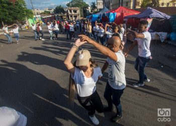 Rueda de casino en la Plaza Roja de La Víbora, municipio 10 de Octubre. Foto: Otmaro Rodríguez.