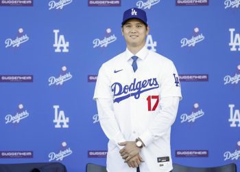 Shohei Ohtani fue presentado oficialmente este jueves como nuevo jugador de los Dodgers tras firmar el mayor acuerdo en la historia de cualquier deporte profesional. Foto: Caroline Brehman/EFE.