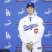 Shohei Ohtani fue presentado oficialmente este jueves como nuevo jugador de los Dodgers tras firmar el mayor acuerdo en la historia de cualquier deporte profesional. Foto: Caroline Brehman/EFE.