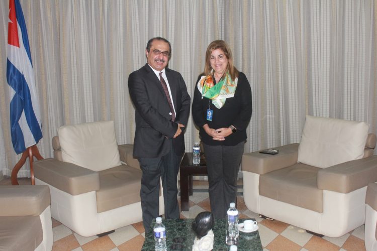 El señor Darwish S. Ahmed Alshebani, presidente de Green Zone Foundation, y la Viceministra de Comercio Exterior de Cuba, Déborah Rivas. Foto: Cortesía de Green Zone Foundation .