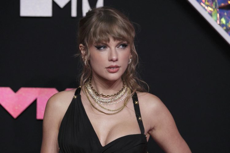 Taylor Swift durante su llegada a la alfombra roja de los premios MTV Video Music Awards, en Newark, Nueva Jersey. Foto: Sarah Yenesel/ EFE/ Archivo.