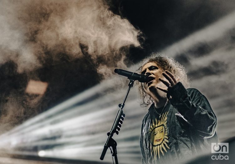 Robert Smith, líder y vocalista de The Cure, asumió una imagen teatralmente dark desde los 80. Foto: Kaloian.