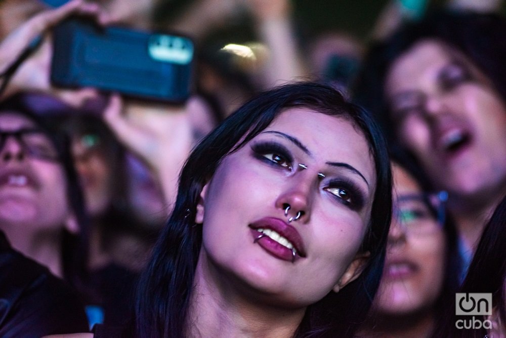 Una joven maquillada con estilo gótico lloraba emocionada. Foto: Kaloian.
