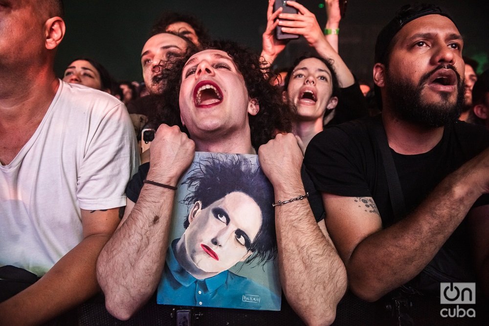 En primera fila, con un óleo que retrataba a un Robert Smith con veinte años menos, alguien también muy parecido al cantante, entonaba los temas extasiado. Foto: Kaloian.
