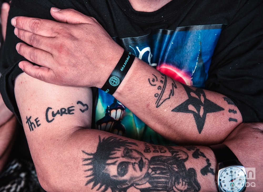 Un hombre de unos 50 años, con tatuajes de The Cure y la firma de Maradona en el brazo. Foto: Kaloian.
