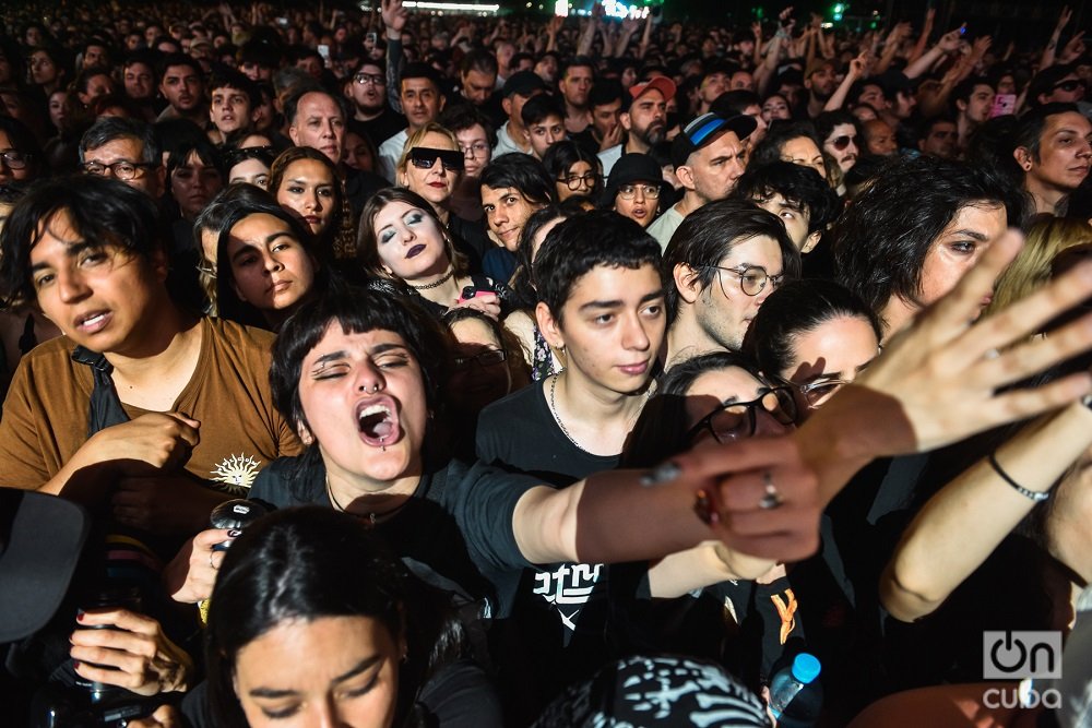 Muchos jóvenes entre las casi 40 mil personas que fueron a ver a The Cure, en el Primavera Sound Buenos Aires. Foto: Kaloian.

