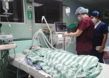 Dos enfermeras de un hospital cubano atienden a un paciente accidentado. Foto: Archivo.