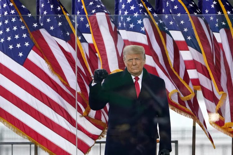 Trump arengando a sus partidarios antes del asalto al Capitolio. Foto: CNN.