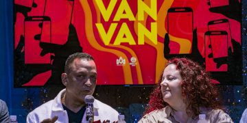 Samuel Formell, director de Los Van Van, junto a Marianela Santos, de la disquera Bis Music, durante la presentación del disco Modo Van Van, en el Hotel Nacional. Foto: Otmaro Rodríguez.