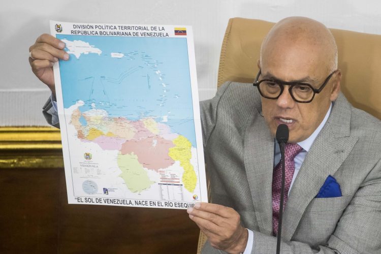 El presidente de la Asamblea Nacional, Jorge Rodríguez, muestra un mapa de Venezuela con la adhesión del Esequibo. Foto: MIGUEL GUTIERREZ/EFE.