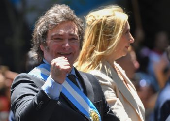 Javier Milei en su recorrido hasta la Casa Rosada junto a su hermana Karina Milei. Foto: Enrique García Medina/EFE.