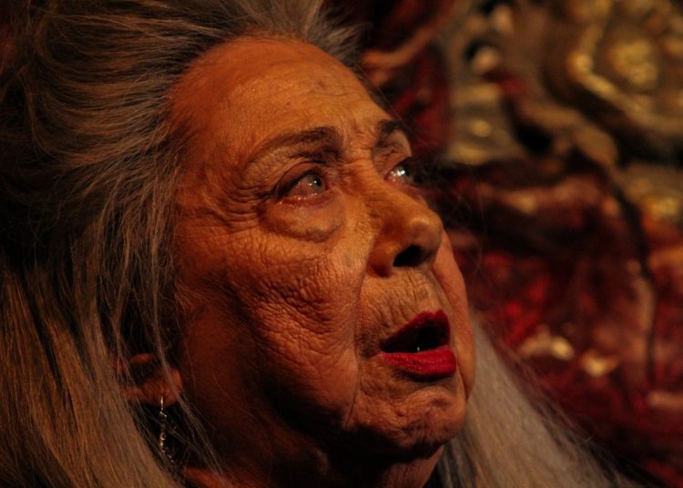 Luego de ocho años sin actuar, Flora Lauten volvió a la escena con Aura,
versión teatral del texto narrativo de Carlos Fuentes, con Buendía. Foto: Jorge
Luis Coll.