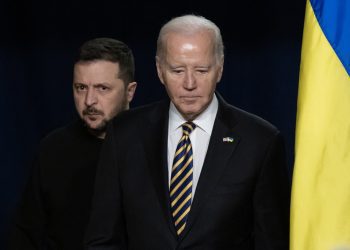 Joe Biden y Volodymyr Zelensky  durante una conferencia de prensa conjunta en Washington. Biden dijo que la "historia juzgará a quienes den la espalda" a Ucrania, en reproche a los republicanos. Foto: EFE/ Michael Reynolds.