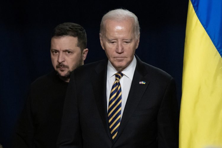 Joe Biden y Volodymyr Zelensky  durante una conferencia de prensa conjunta en Washington. Biden dijo que la "historia juzgará a quienes den la espalda" a Ucrania, en reproche a los republicanos. Foto: EFE/ Michael Reynolds.