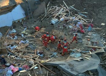 Rescatistas trabajan en la aldea de Caotan, ciudad de Haidong, al norte de la provincia de Qinghai Foto: Zhang Hongxiang/EFE/EPA/XINHUA.