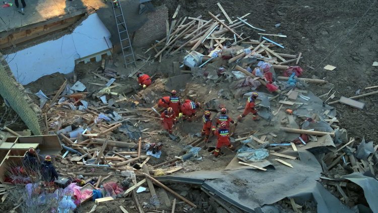 Rescatistas trabajan en la aldea de Caotan, ciudad de Haidong, al norte de la provincia de Qinghai Foto: Zhang Hongxiang/EFE/EPA/XINHUA.