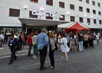 Personas en las afueras del Cine Chaplin, en La Habana, durante el 44 Festival Internacional del Nuevo Cine Latinoamericano. Foto: Ernesto Mastrascusa / EFE.