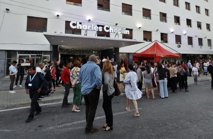 Personas en las afueras del Cine Chaplin, en La Habana, durante el 44 Festival Internacional del Nuevo Cine Latinoamericano. Foto: Ernesto Mastrascusa / EFE.