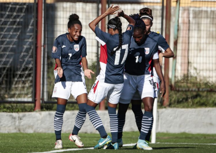 Futbolistas cubanas celebran uno de sus goles en su victoria frente a Santa Lucía 4-1, en el estadio Antonio Maceo, de Santiago de Cuba. Foto: Concacaf.