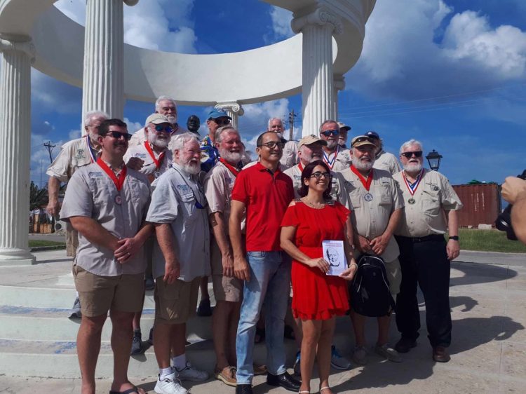 Los “dobles” de Hemingway durante su visita al centro histórico de Cojímar. Foto: Facebook Mabel Blanco.