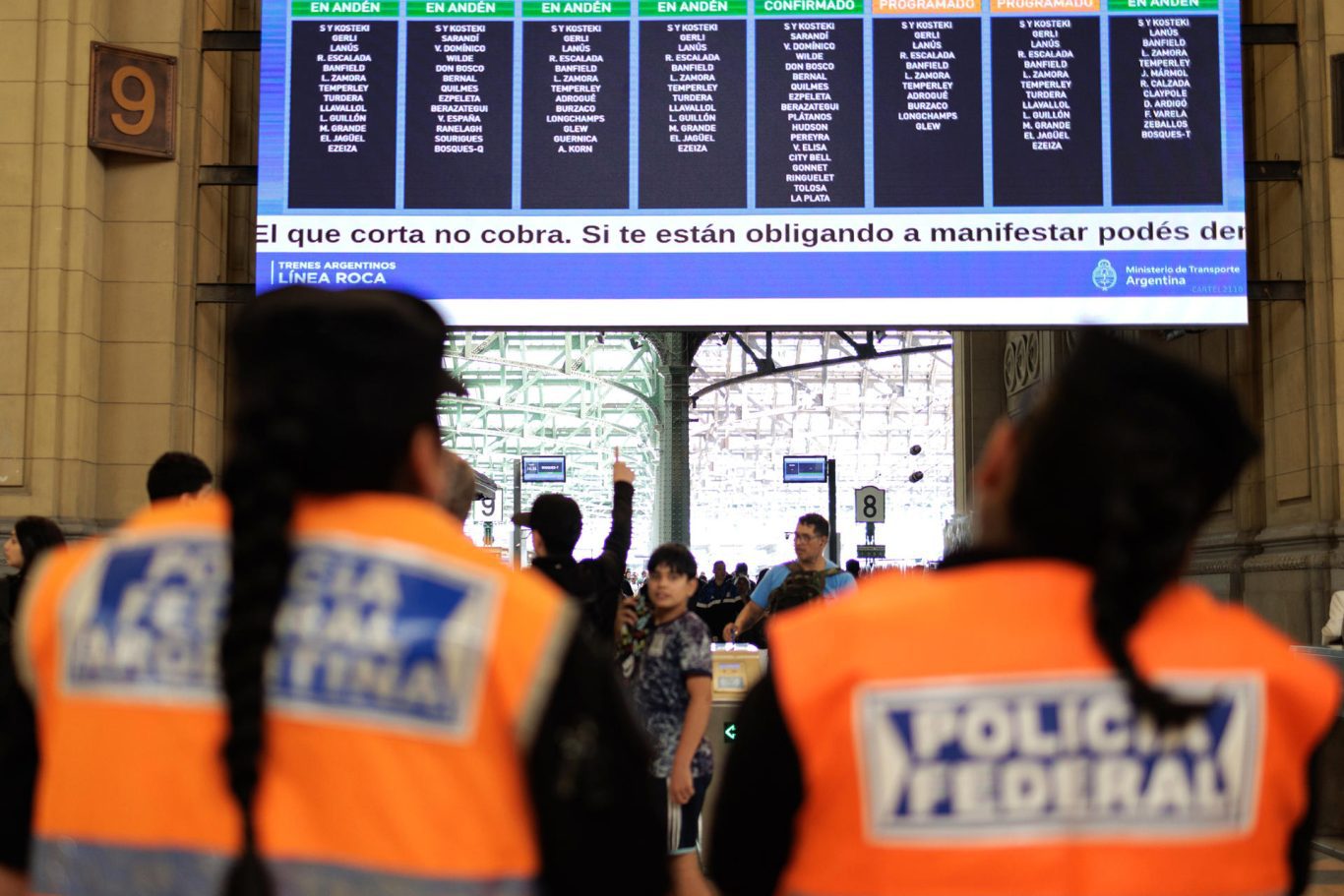 Integrantes de la Policía Federal Argentina (PFA) vigilan la estación Plaza Constitución en Buenos Aires, 20 de diciembre, jornada de movilizaciones. Foto: EFE/ Isaac Fontana.