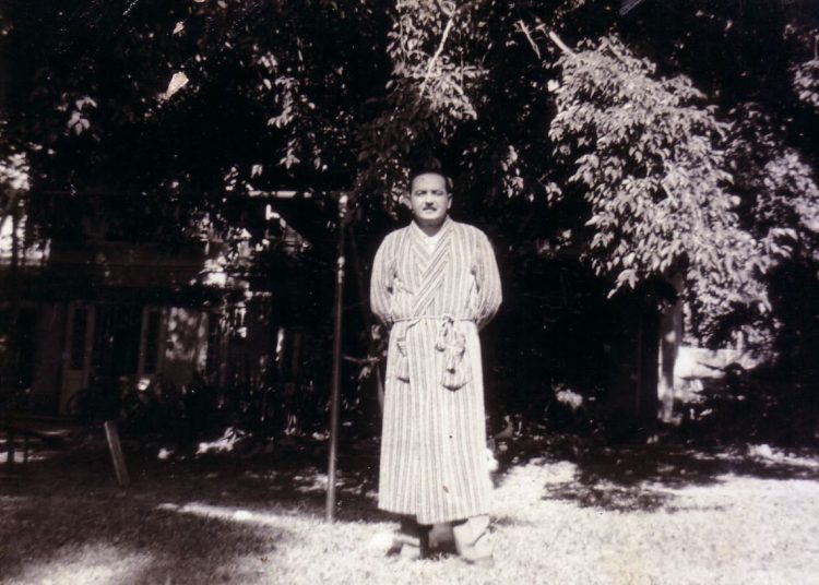 Eliseo Diego con el albornoz que usó durante la obra. Foto: Archivo familiar.