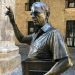 Estatua de Eusebio Leal ubicada en la Plaza de Armas, La Habana Vieja. Foto: Brendan Sainsbury.