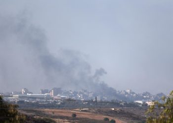 Fuerzas terrestres, aéreas y navales atacaron objetivos terroristas en el norte y el sur de la Franja de Gaza. Foto: ATEF SAFADI/EFE/EPA.