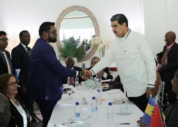 Maduro (d) e Irfaan Ali se saludan durante la reunión del jueves. Foto: Prensa Miraflores /EFE.