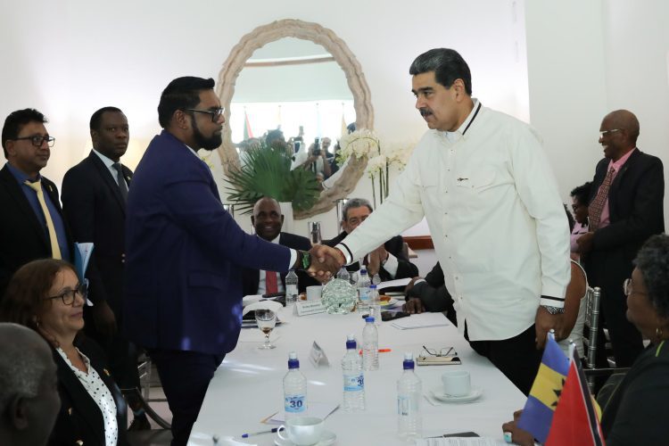 Maduro (d) e Irfaan Ali se saludan durante la reunión del jueves. Foto: Prensa Miraflores /EFE.