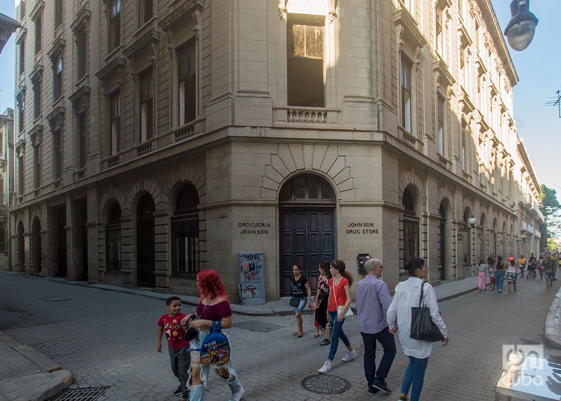 Edificio de la Farmacia Droguería Johnson, construido por Purdy & Henderson. Foto: Otmaro Rodríguez.