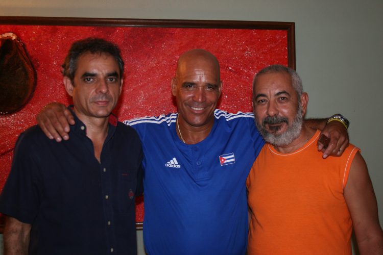 Ernesto Sierra (autor), Lázaro Vargas y Leonardo Padura. Foto: Cortesía del autor.