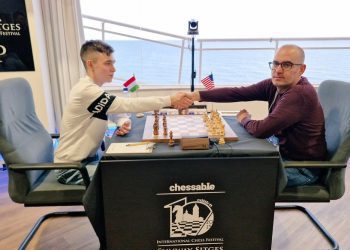 Leinier (derecha) al finalizar su duelo con Akos. Foto: Twitter @SunwayChessOpen