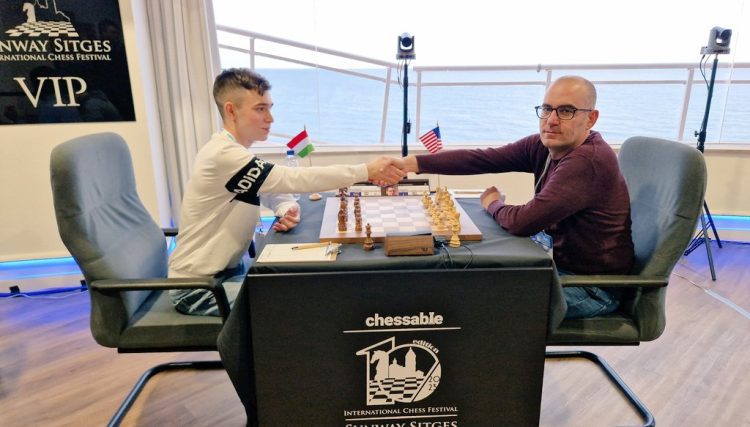 Leinier (derecha) al finalizar su duelo con Akos. Foto: Twitter @SunwayChessOpen