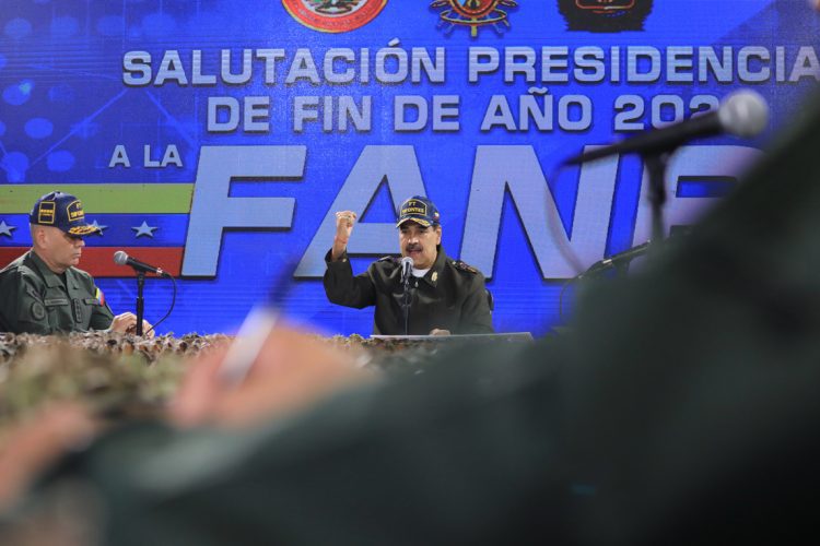 Fotografía cedida por Prensa de Miraflores donde se observa al presidente de Venezuela, Nicolás Maduro, durante un encuentro con militares venezolanos en Caracas. Foto: Prensa Miraflores / EFE.