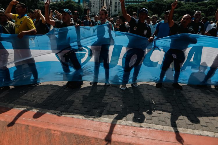 Centrales obreras y organizaciones sociales se concentraron el 27 de diciembre frente a la sede de la Corte Suprema de Justicia, en el centro de Buenos Aires, para acompañar a la Confederación General del Trabajo (CGT), que presentó un recurso de inconstitucionalidad contra el decreto de necesidad urgnete (DNU) firmado la semana pasada por Milei. Foto: Juan Ignacio Roncoroni/EFE.