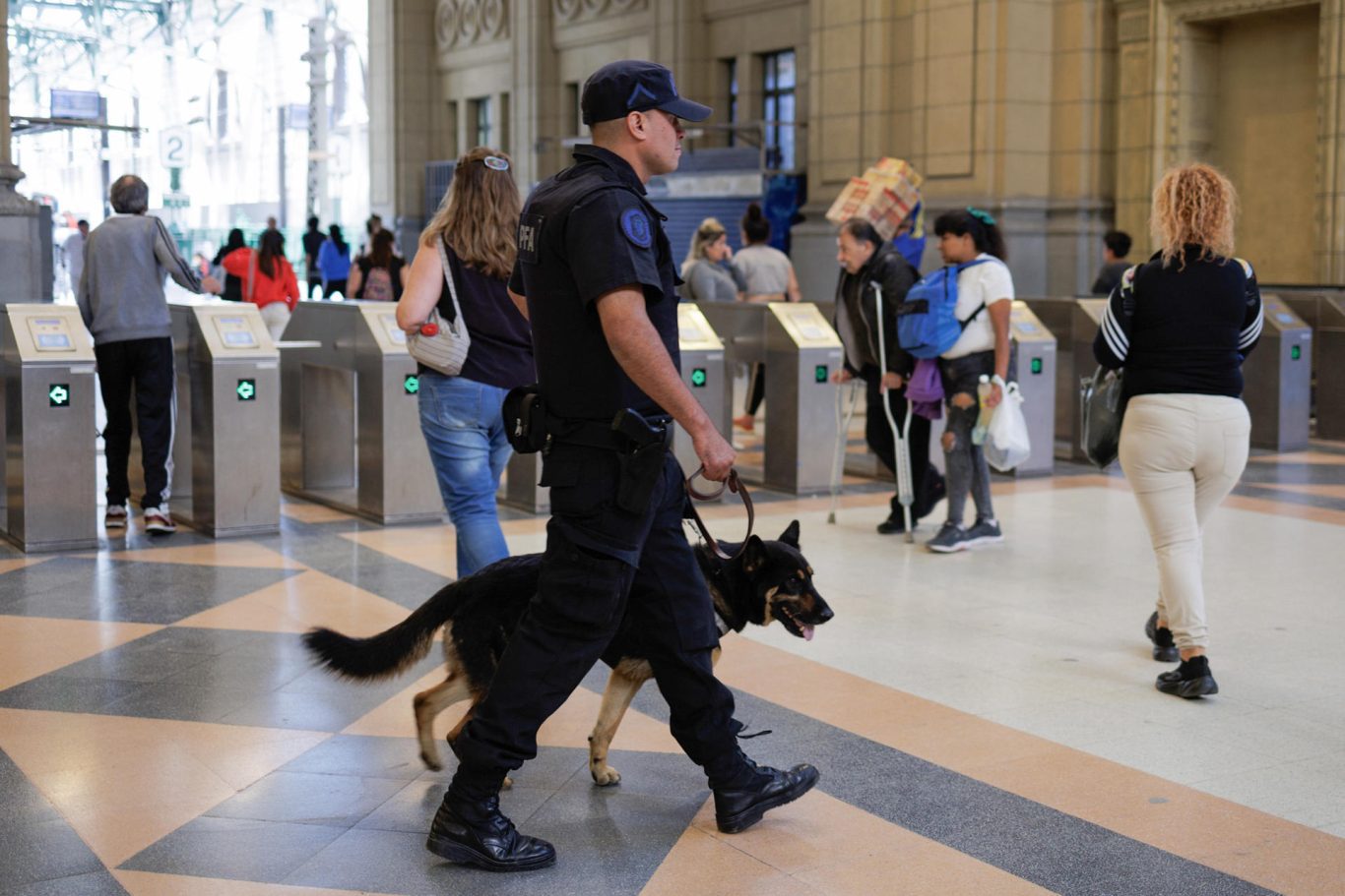 Integrante de la Policía Federal Argentina (PFA) vigila en la estación Plaza Constitución en Buenos Aires, el 20 de diciembre de 2023, jornada de movilizaciones. Foto: EFE/ Isaac Fontana.