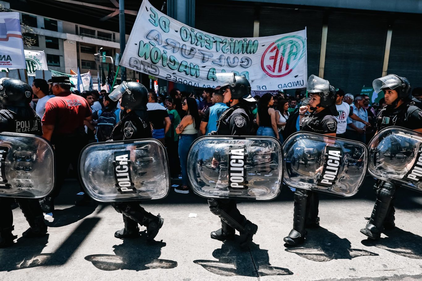 Integrantes de la policía vigilan durante una movilización contra el Gobierno de Javier Milei, 22 de diciembre, Buenos Aires. Foto: EFE/Juan Ignacio Roncoroni.