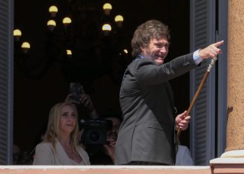 Javier Milei sale al balcón de la Casa Rosada para saludar a simpatizantes. Foto: Enrique García Medina/EFE.