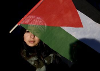 Partidarios palestinos durante una manifestación de solidaridad con los palestinos en Bruselas, Bélgicaeste domingo. Foto: EFE/EPA/FREDERIC SIERAKOWSKI.