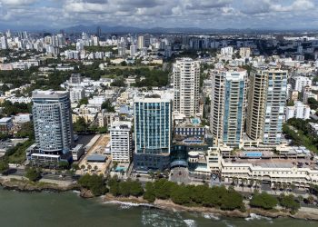 Fotografía aérea del hotel Catalonia y del Malecón Center, en Santo Domingo. Foto: Orlando Barría /EFE.